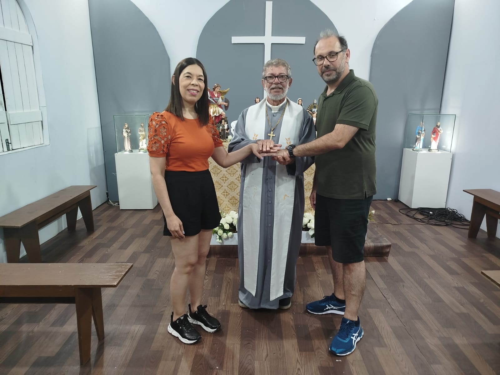 Marcelo e Daniela Cunha, de São Paulo, relataram a emoção de ser abençoados pelo Padre Belga na capela na cidade cenográfica / Foto: Laudicéia Fernandes/Setur