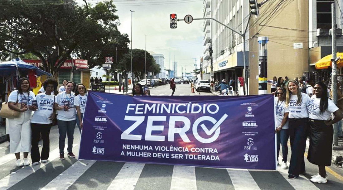 Seasic participa de adesivaço da campanha ‘Feminicídio Zero’ no Centro de Aracaju // Foto :  Ascom/ Seasic