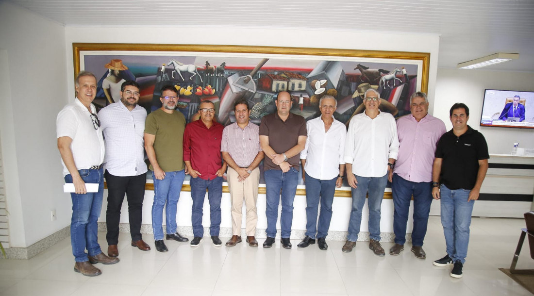 Secretário de Estado da Agricultura, Desenvolvimento Agrário e da Pesca, Zeca Ramos da Silva, em diálogo com produtores e representantes da indústria / Fotos: Vieria Neto