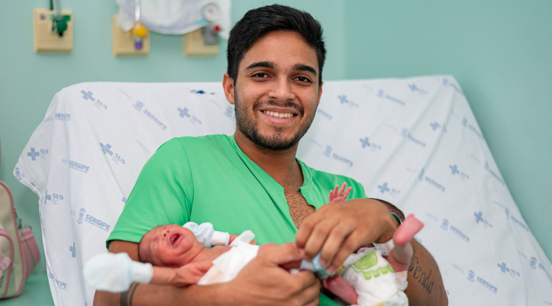 Erick Vinícius, de Pacatuba, vivenciou uma experiência marcante ao se tornar pai dos gêmeos Breno e Bianca/Foto: Thiago Santos