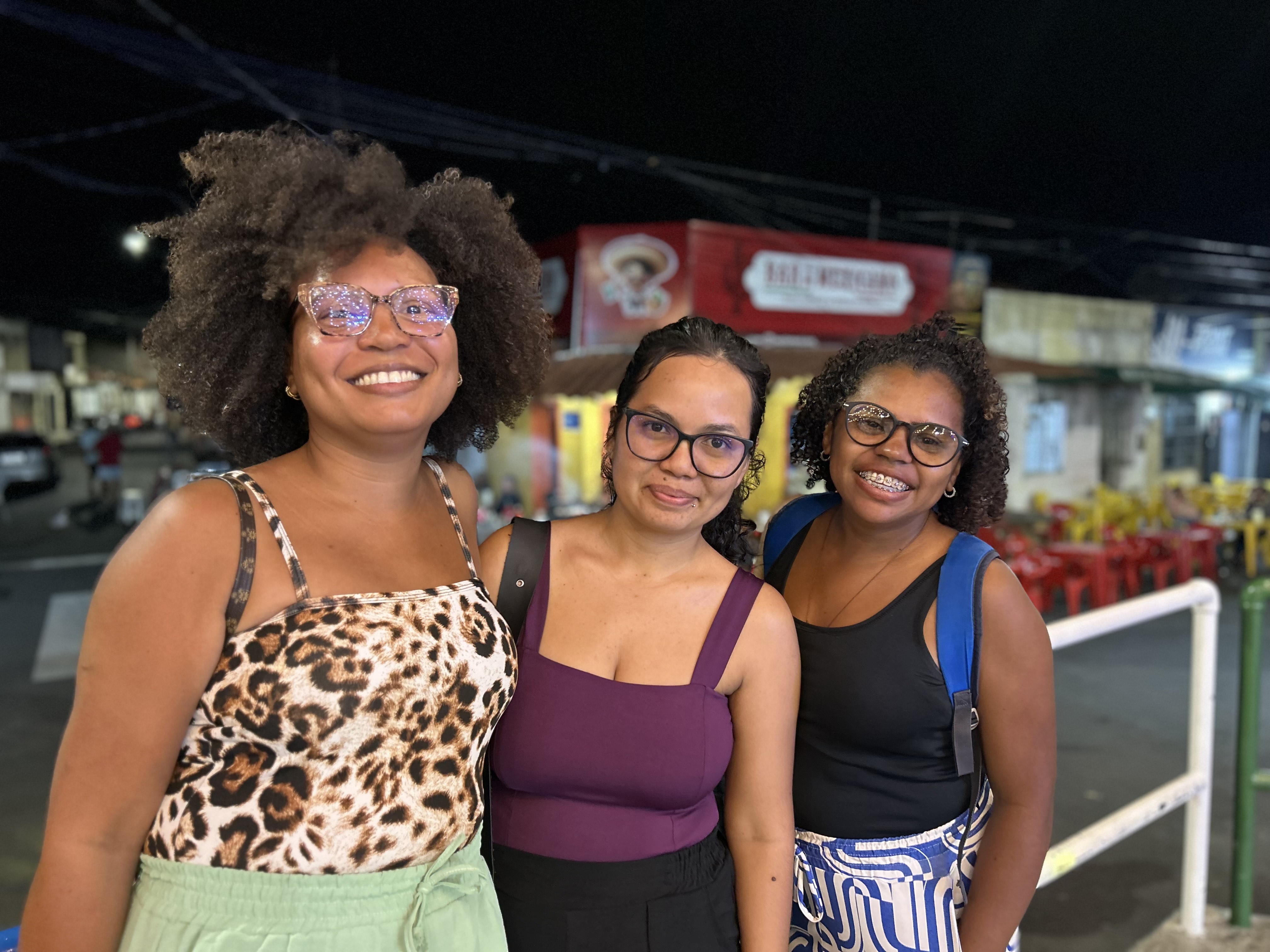 As amigas Roseane dos Santos, Lili Souza e Maria José aproveitaram a noite de segunda-feira na Rua São João