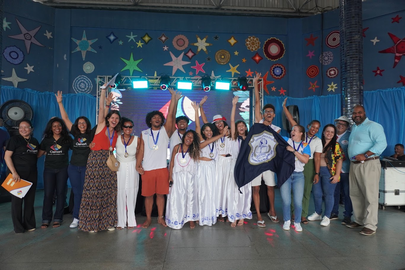 Além dos trabalhos de bancadas, també, acontecem apresentações de palco, onde os alunos desenvolvem peças teatrais