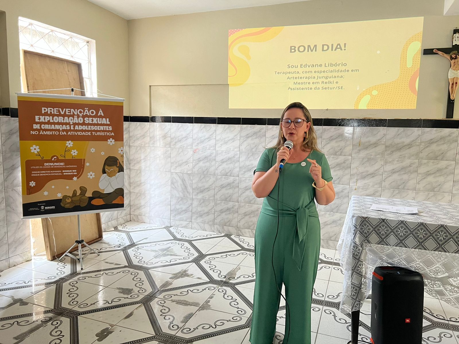 A terapeuta especialista em Arteterapia Junguiana, Edvane Libório, apresentou a palestra 