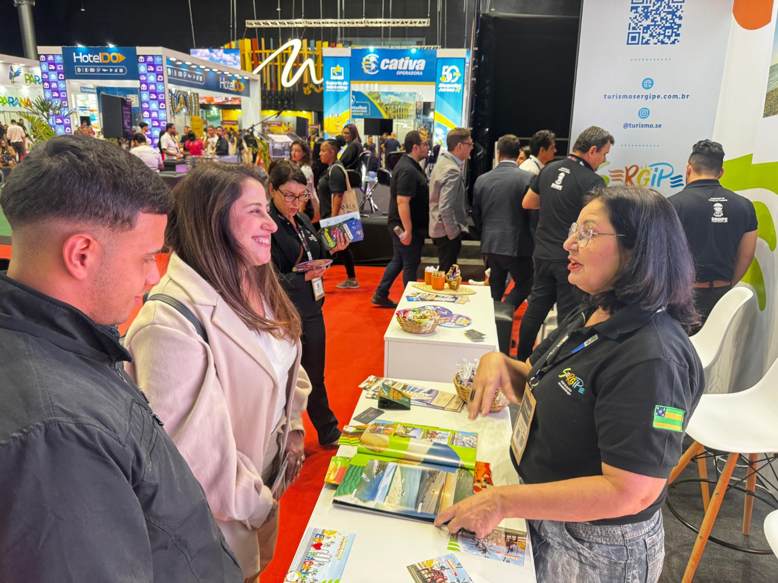 No atendimento ao público, a equipe Setur apresenta o destino Sergipe, destacando os principais atrativos turísticos do estado / Foto: Arquivo Setur