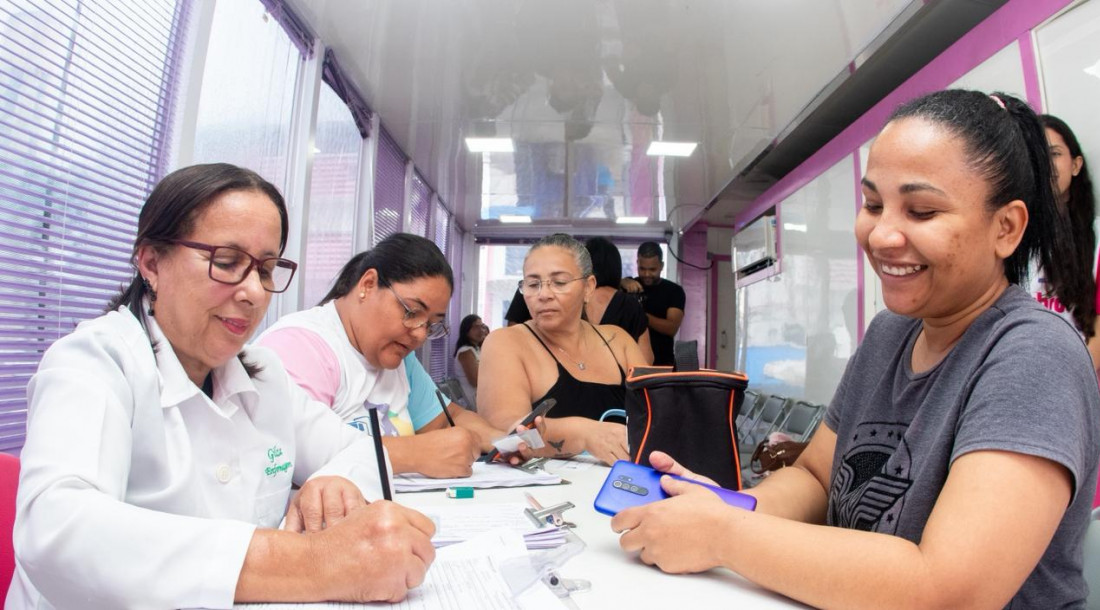 Ação conscientiza sobre o câncer de mama, promovendo a importância do diagnóstico precoce e do tratamento adequado / Fotos: Mário Sousa