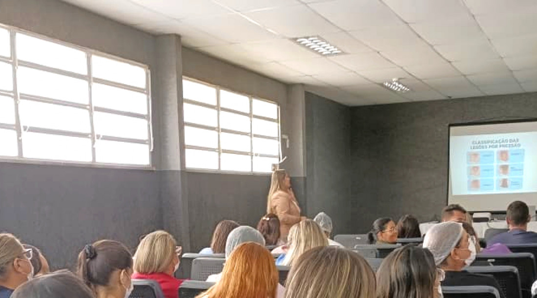 O encontro reuniu enfermeiros, técnicos, auxiliares de enfermagem e demais profissionais da unidade / Fotos: Ascom/SES