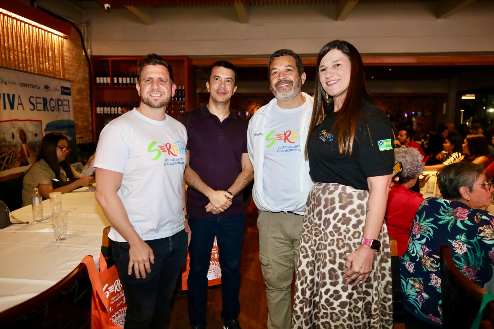 A secretária-executiva da Setur, Daniela Mesquita (primeira à direita), e o presidente da ABIH/SE, Antônio Carlos Franco (segundo à esquerda), com representantes da Orinter Operadora