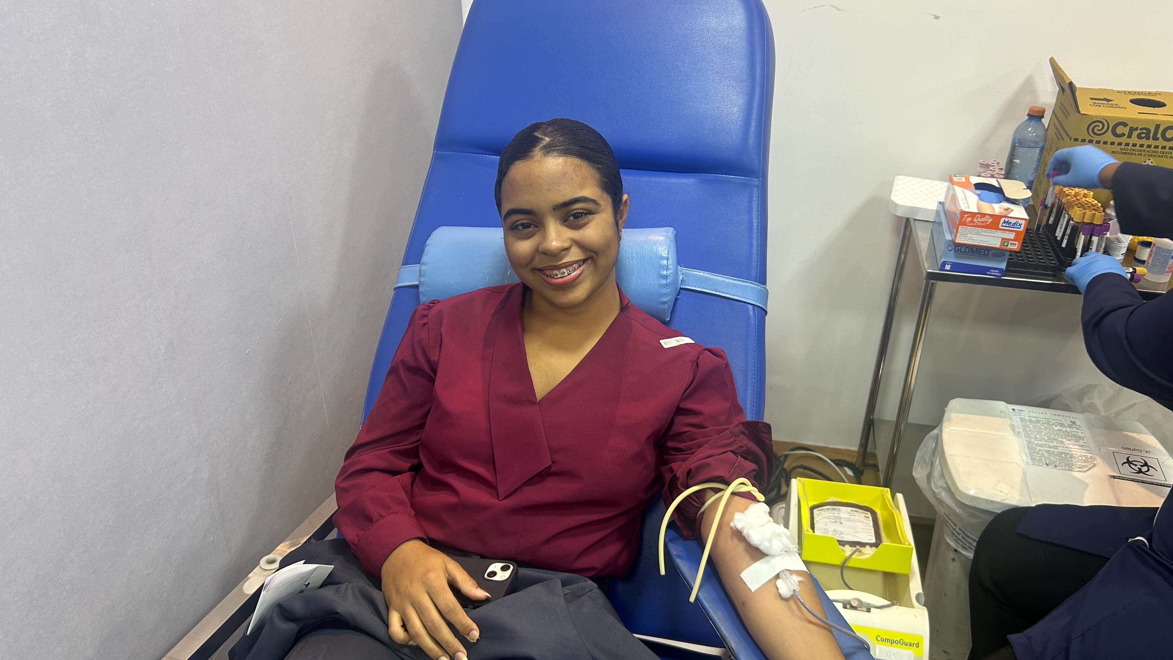 A atendente Lorena de Jesus também fez uma doação de sangue