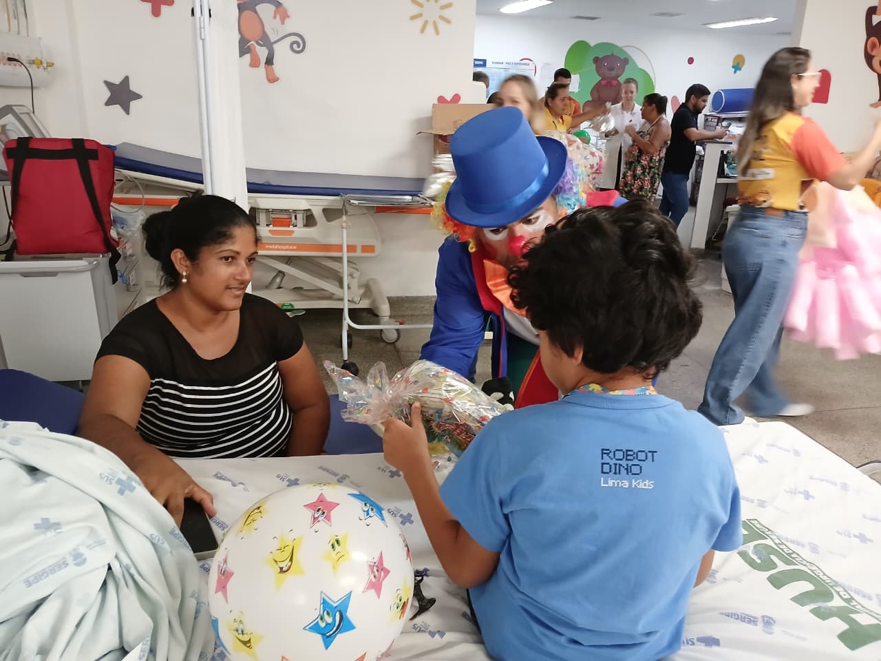 Como parte da programação, pacientes e familiares receberam a visita da dócil Jolie, labradora que atua em salvamentos e ocorrência pelo Corpo de Bombeiros