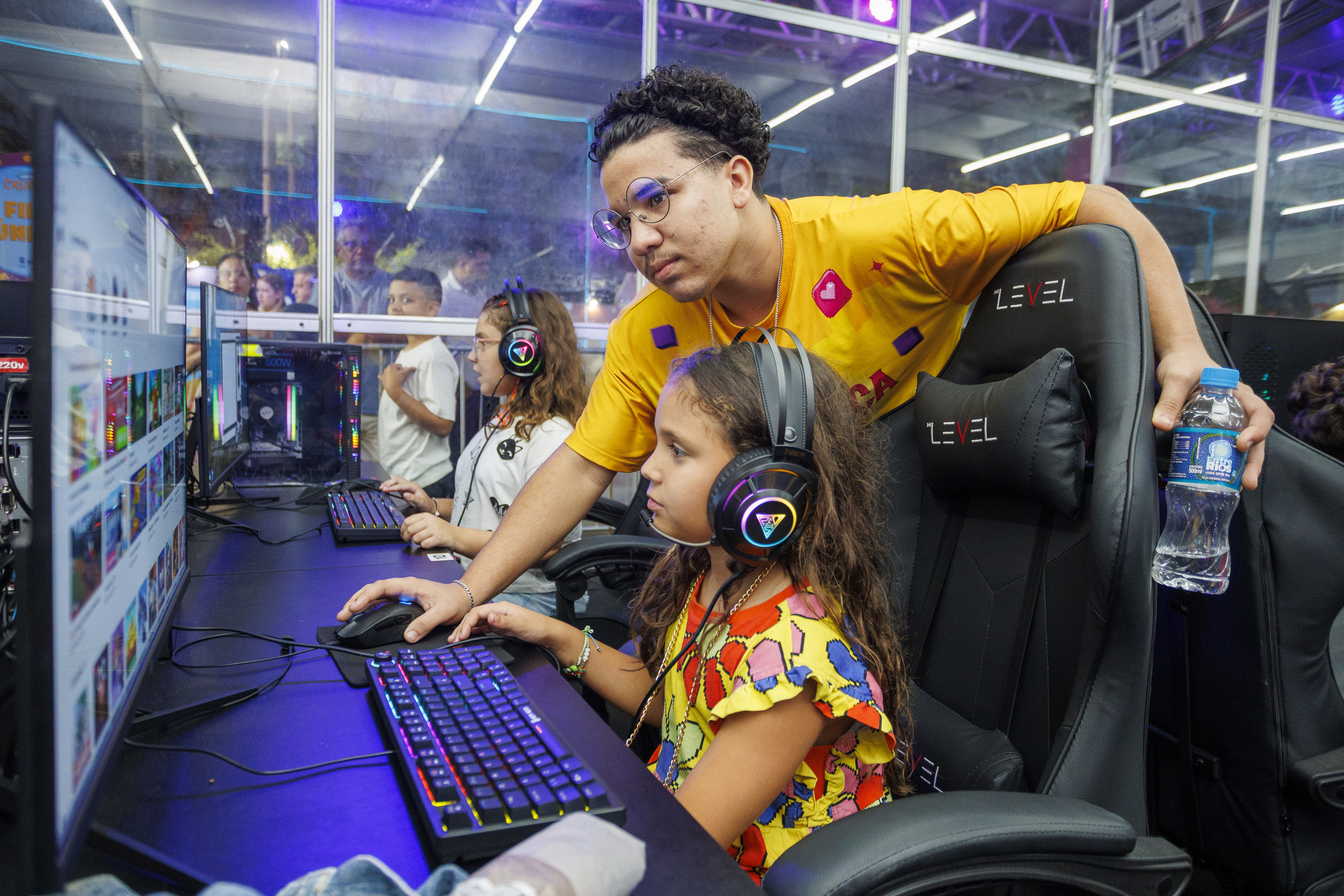 Todas as noites, oito monitores estão exclusivamente disponíveis para auxiliar as crianças / Foto: Igor Matias