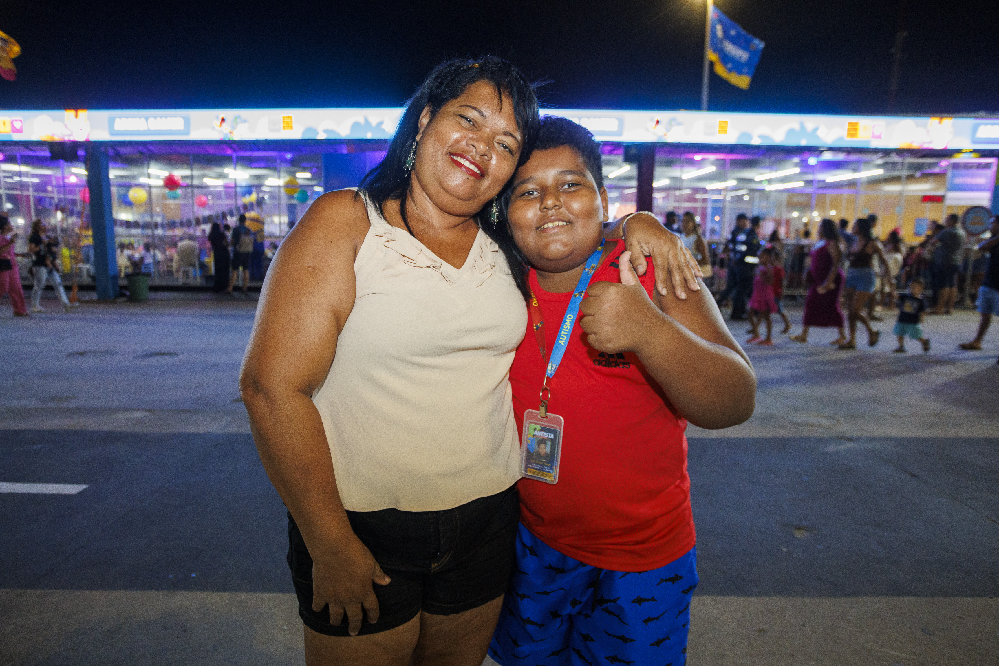 Jenelice da Silva ao lado do filho, Nicolas, portador do TEA e que aproveitou a Arena Gamer / Foto: Igor Matias
