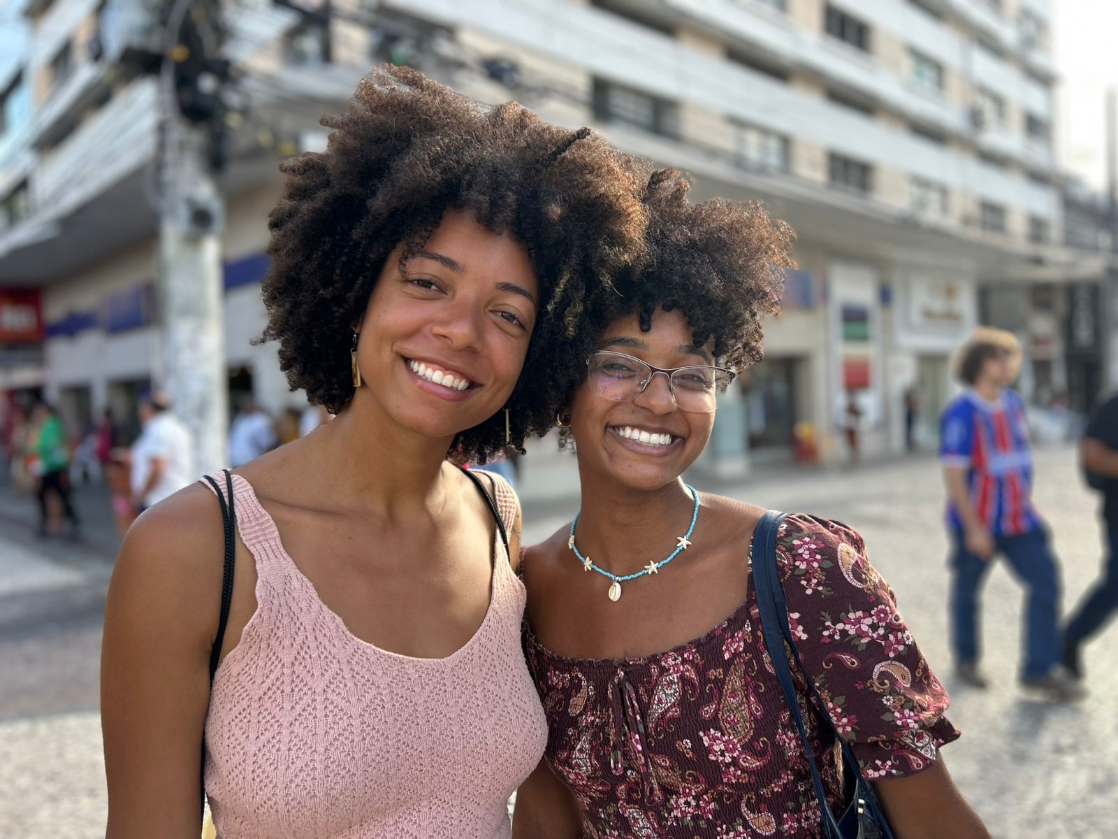 As paulistas Rafaela Pereira e Paula Caldas também aproveitaram o Cortejo Cultural do Festival da Sergipanidade no centro de Aracaju
