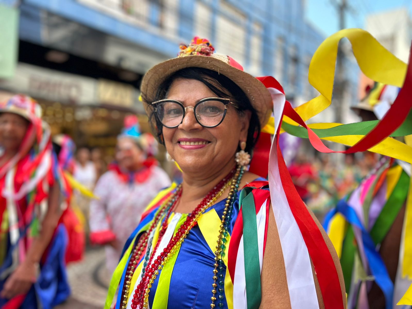 Para a mestra Cecé do Reisado Cheiroso, participar do cortejo é reafirmar a força da ancestralidade e o compromisso com a preservação da memória cultural do povo sergipano