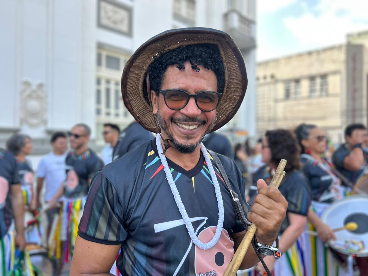 Mestre Tom Toy do Zabumbadores destacou a emoção de participar do cortejo cultural, reforçando o compromisso com a valorização das tradições sergipanas