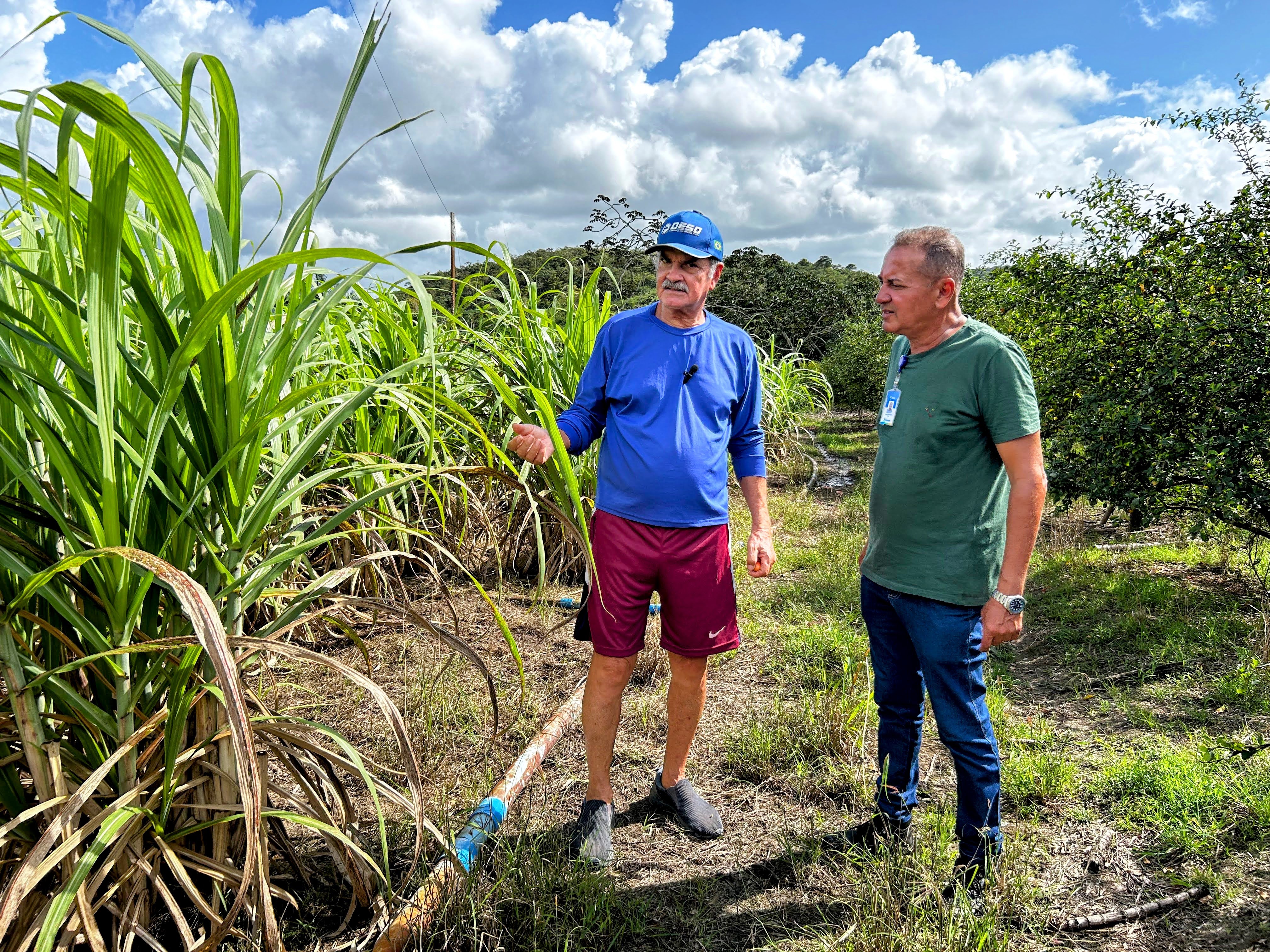 O agricultor Valmir de Oliveira é atendido no Jacarecica II pelo coordenador Operacional na Diretoria de Irrigação da Coderse (Cope/Dirir), Roberto Marques Santos // Foto: Fernando Augusto /Ascom Coderse