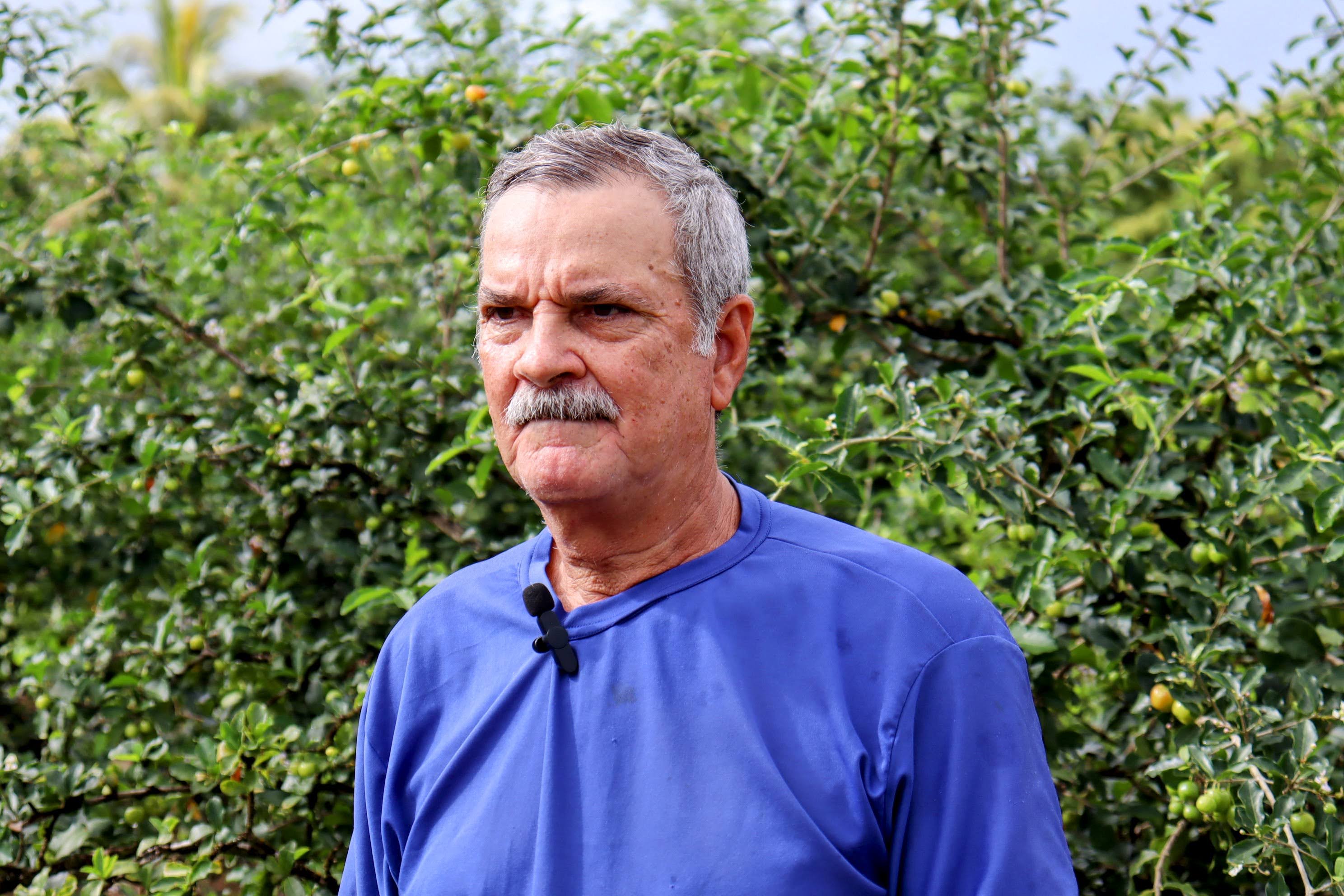 O agricultor irrigante Valmir de Oliveira está diversificando seu lote para atender o mercado por um período maior no ano // Foto: Fernando Augusto / Coderse