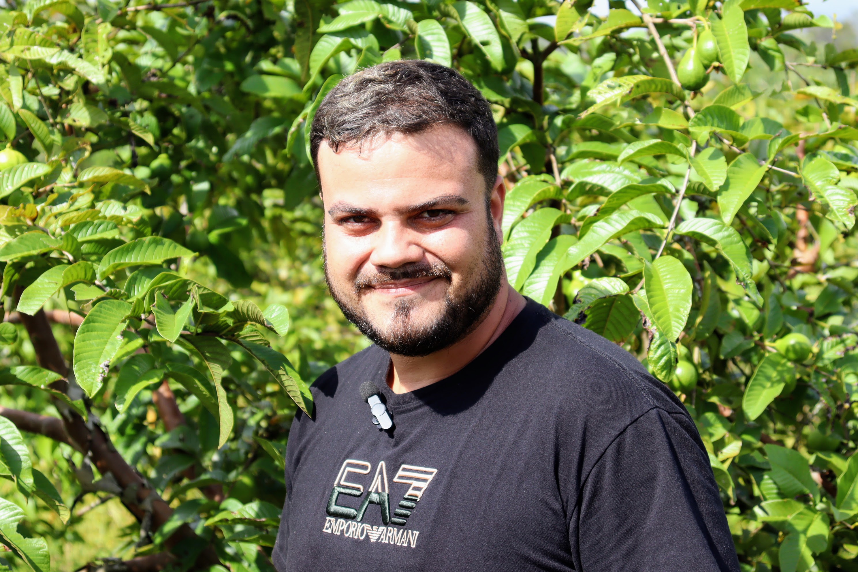 O agricultor Marcos Vinícius apoia a decisão do pai em abandonar a monocultura com a acerola // Foto: Fernando Augusto /Coderse