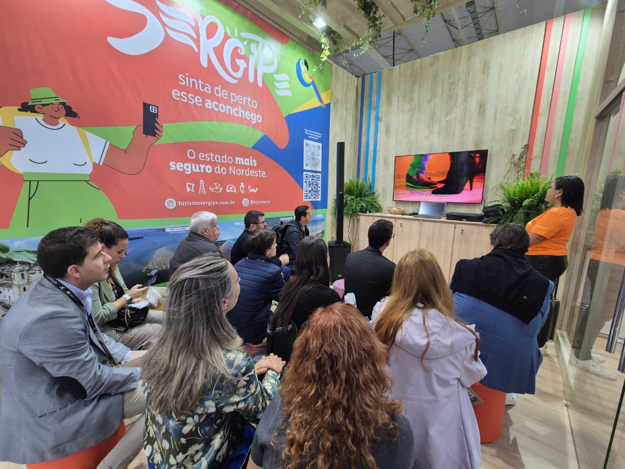 Capacitação voltada a agentes e operadores de viagens no estande de Sergipe, iniciativa que fortalece a promoção do destino