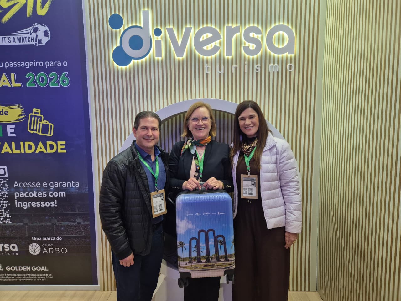 Acompanhada do secretário de Estado do Turismo, Marcos Franco, e da secretária Executiva da Setur, Daniela Mesquita, a agente de turismo Carla Regina Grahl, ganhadora da mala de Sergipe, sorteada pela empresa Diversa