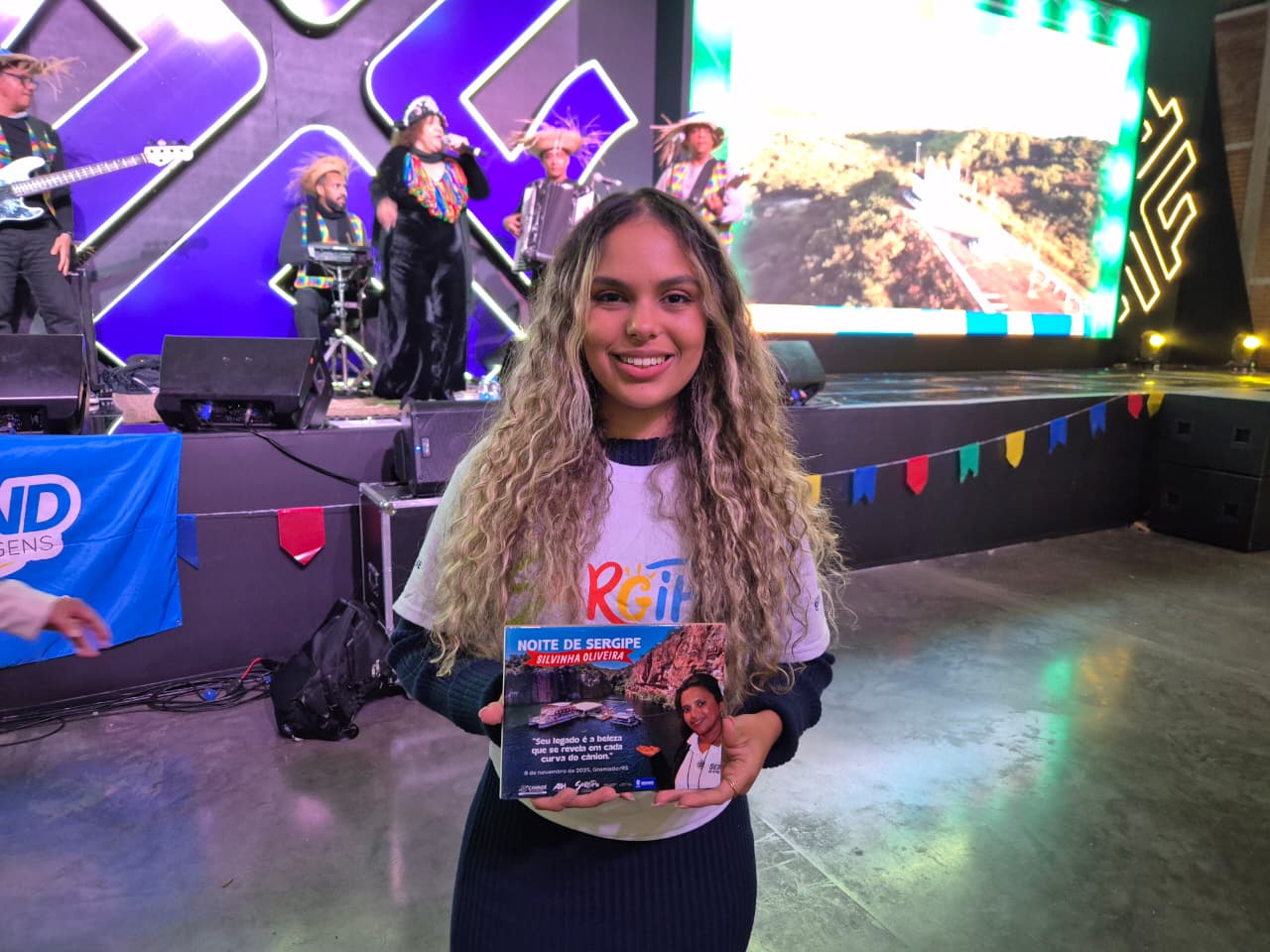 A filha da homenageada, Vitória de Oliveira, expressou gratidão e emoção pelo ato