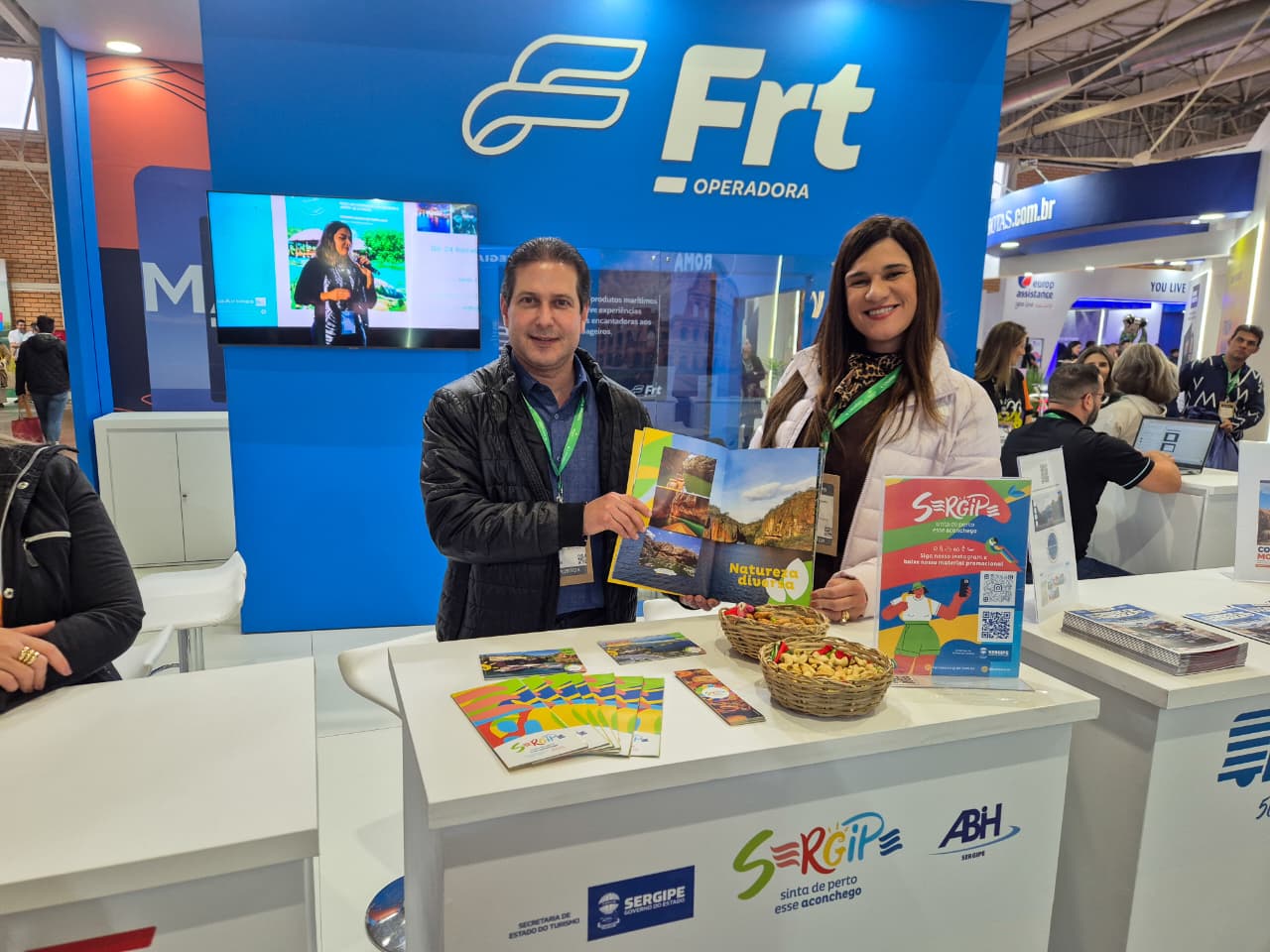 Gestores do Turismo de Sergipe, Marcos Franco e Daniela Mesquita, em estande parceiro