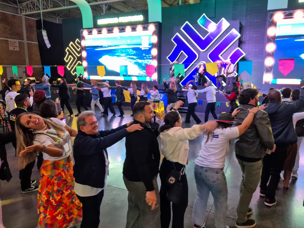 A noite foi encerrada com muita animação durante a apresentação de Amorosa