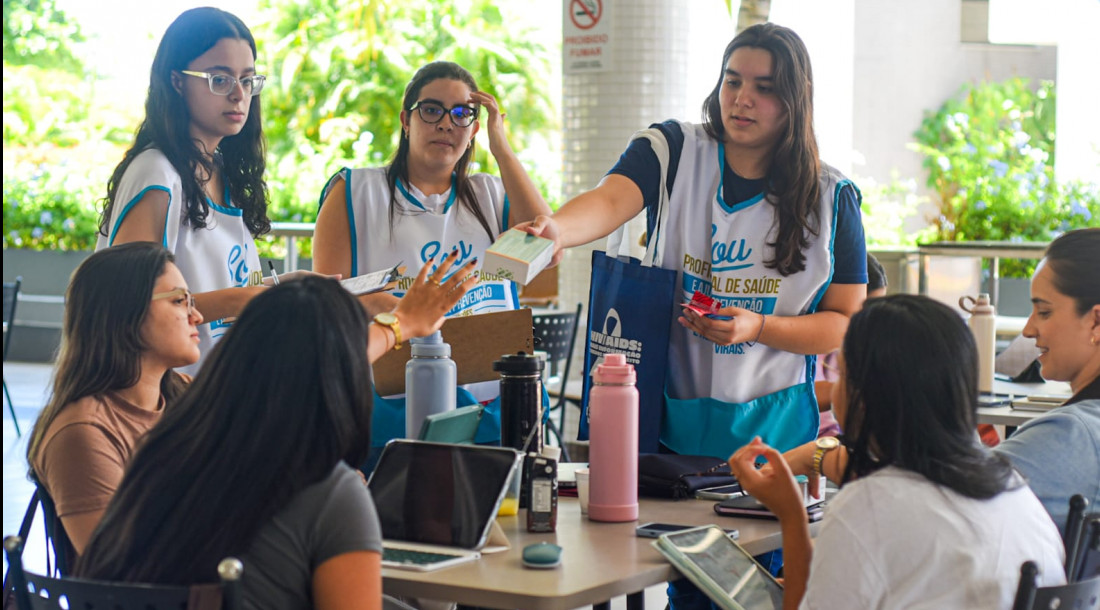Ação realizada pela SES foram distribuiu kits com preservativos masculinos e femininos e materiais educativos sobre prevenção e testagem de ISTs / Fotos: Felipe Goettenauer