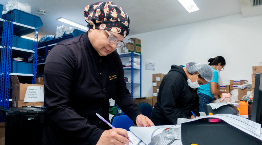 A iniciativa garante, além do abastecimento contínuo de medicamentos e materiais, uma segurança ao paciente que recebe a assistência na unidade hospitalar/Fotos: Ascom SES