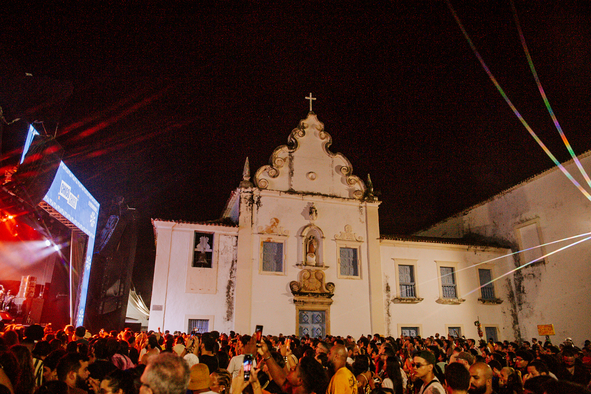 Público curte apresentação de Chico Chico no palco Frei Santa Cecília / Foto: Júlia Rodrigues