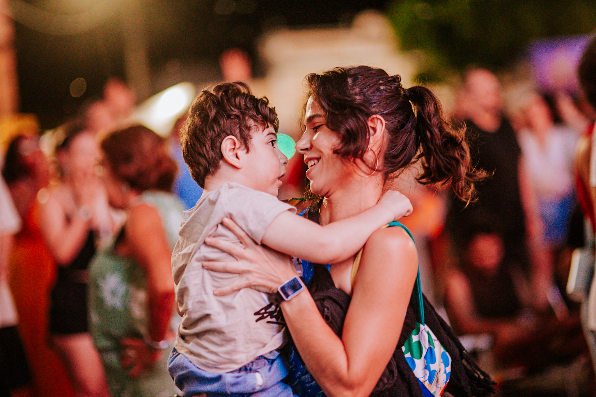 Público curte show de Maglore no palco Frei Santa Cecília / Foto: Júlia Rodrigues