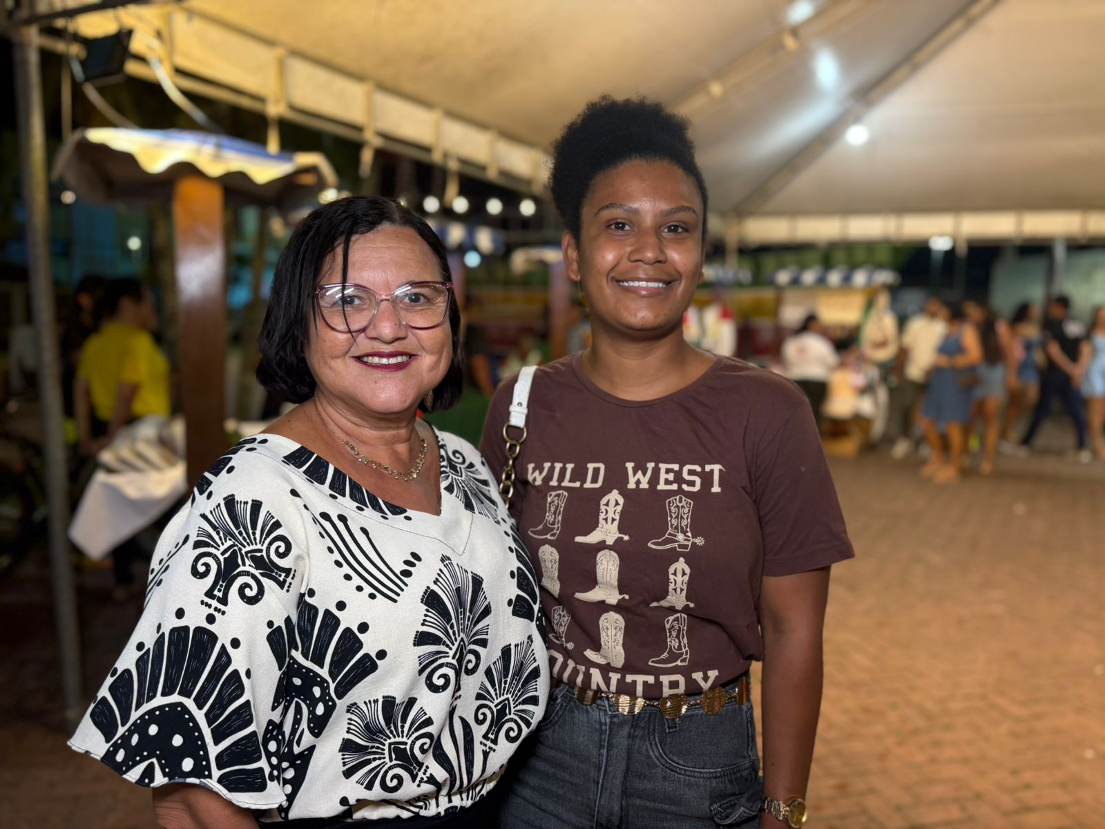 As amigas Patrícia Santos e Laysa Vanessa aproveitaram a noite para prestigiar o cinema ao ar livre e celebraram a iniciativa / Victoria Navarro