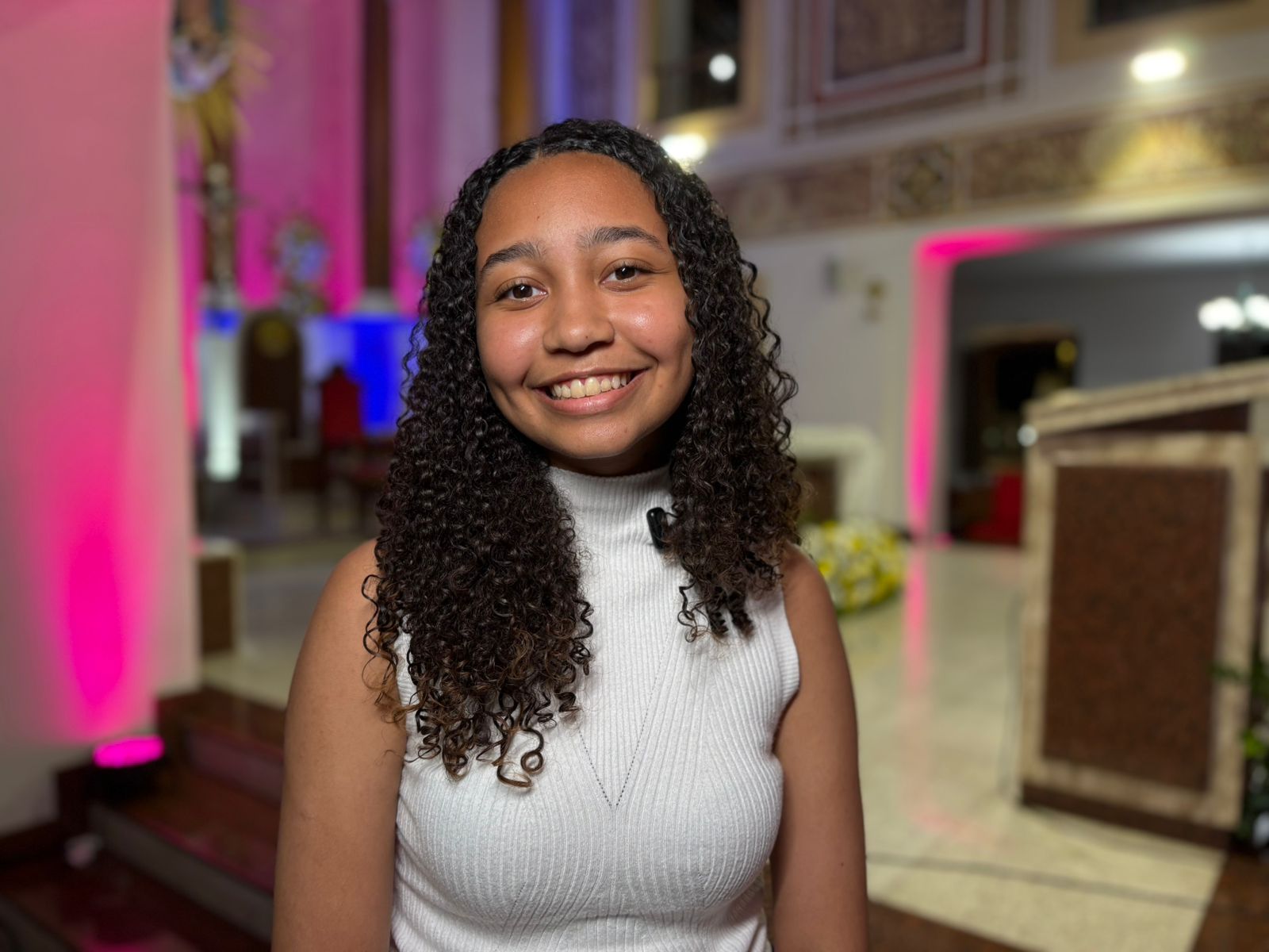 A estudante Letícia Maria viveu uma noite especial ao assistir, pela primeira vez, a uma apresentação da Orquestra Sinfônica de Sergipe / Foto: Victoria Navarro