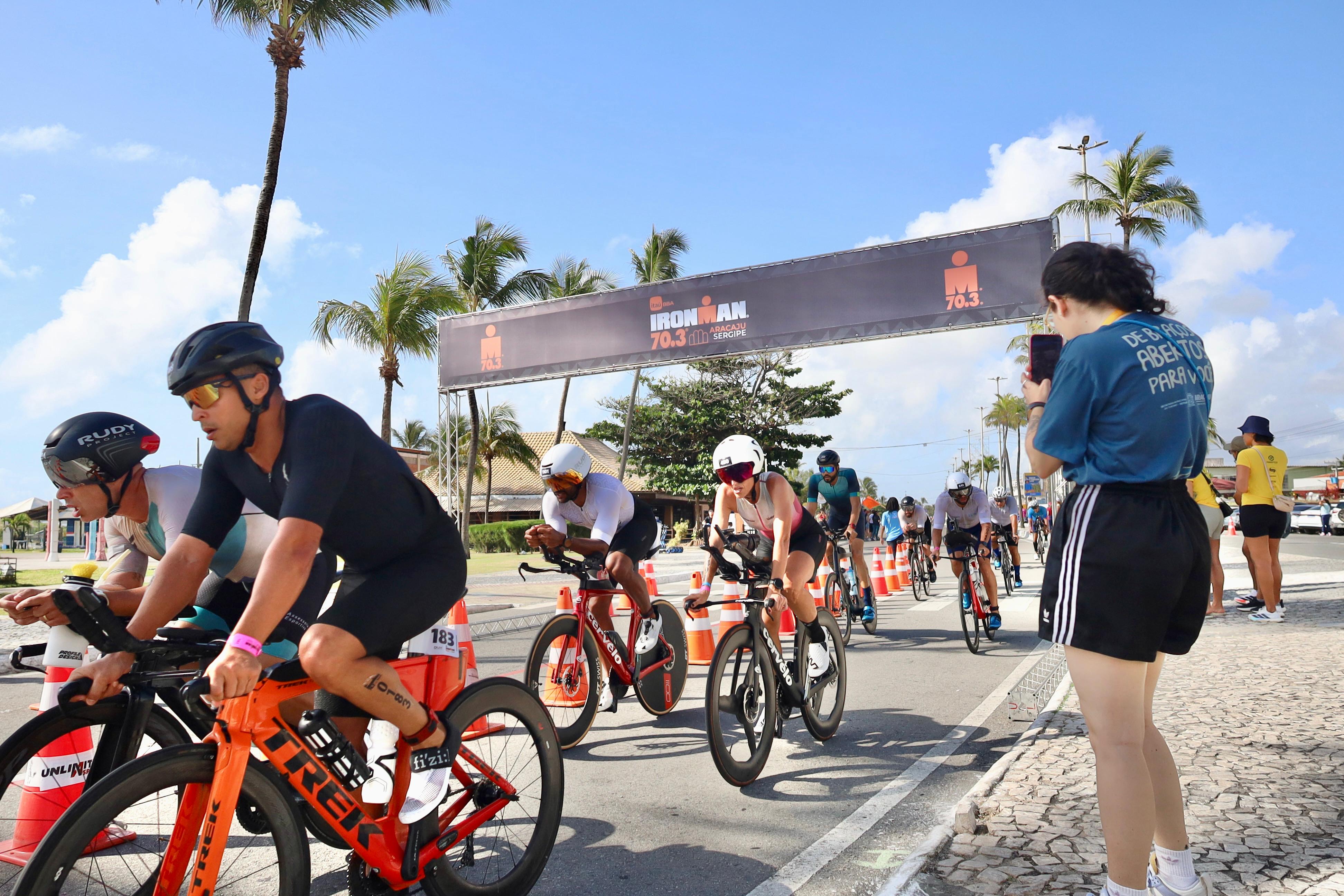 Atletas de todo o Brasil e também do exterior participaram do Ironman 70.3 Aracaju / Foto: Max Carlos/Setur