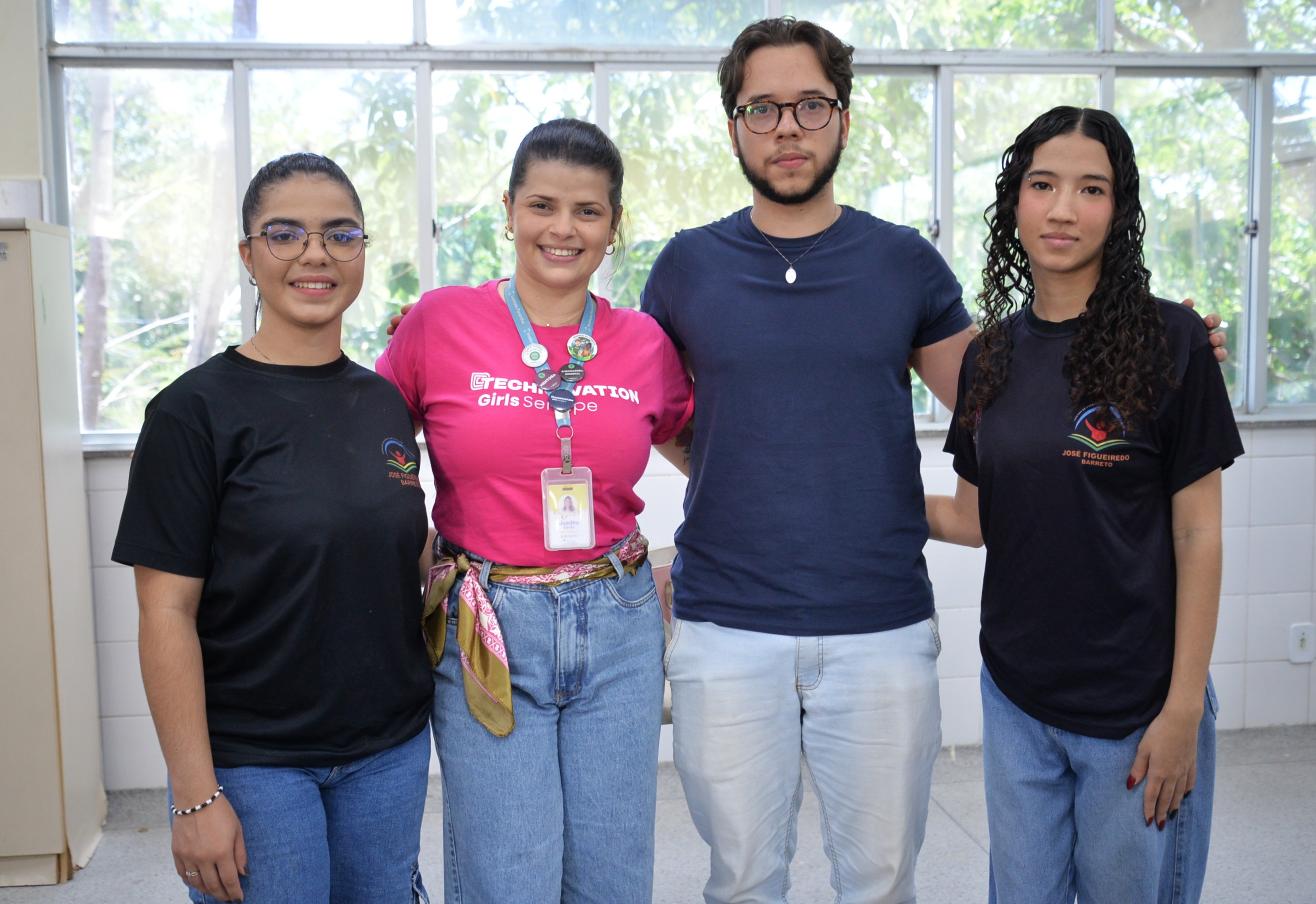 Estudantes Maria Clara e Kauani, acompanhadas pela embaixadora do ‘Technovation’ em Sergipe, Joedna Vieira Barreto, e pelo estudante de Ciências da Computação e presidente da Liga Acadêmica de Inteligência Artificial da UFS, Artur Lima