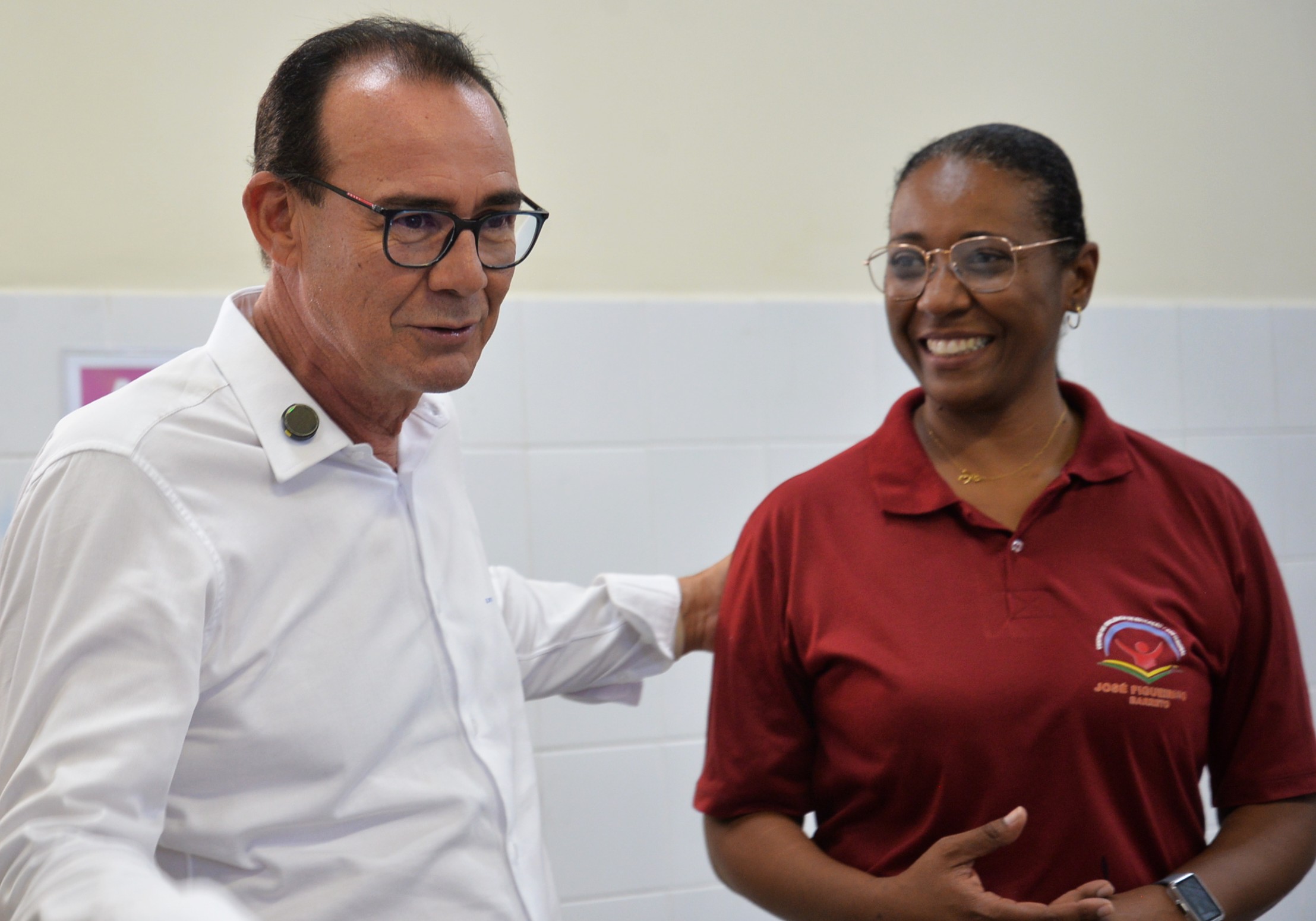 Secretário de Estado da Educação, Zezinho Sobral, e diretora da unidade escolar, Deise Nascimento