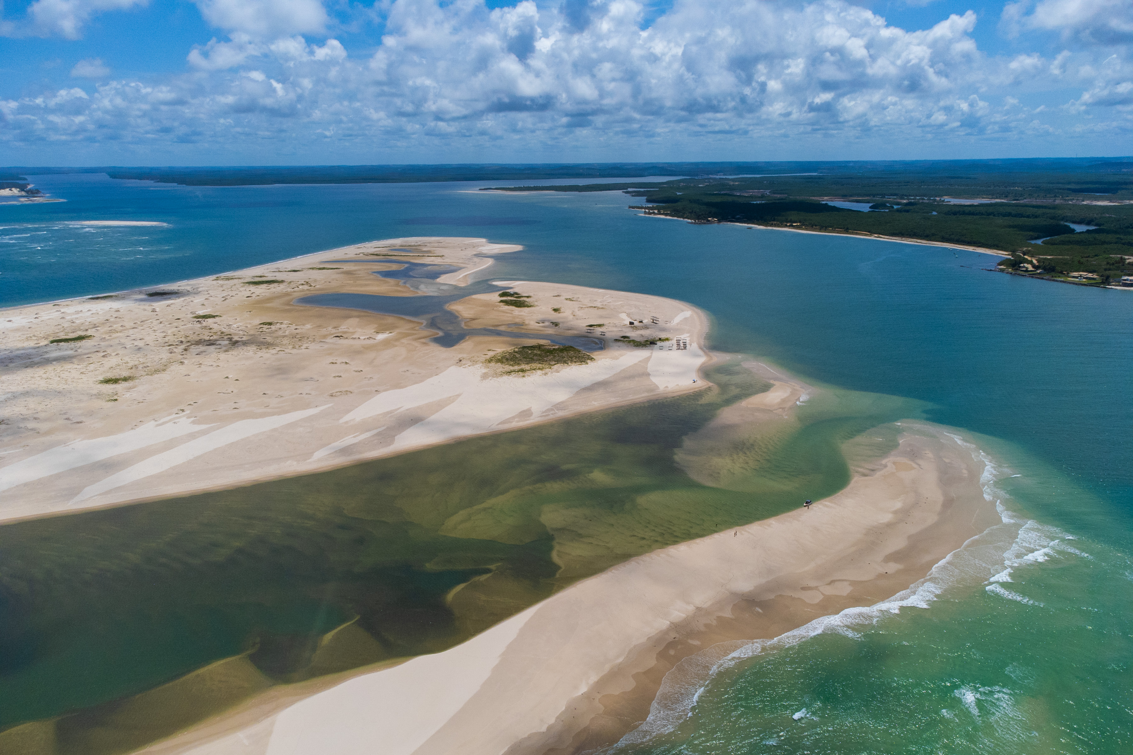 Praia do Saco, em Estância, no litoral sul de Sergipe, foi considerada uma das cem mais belas praias do mundo por revista francesa / Foto:Max Carlos/Setur