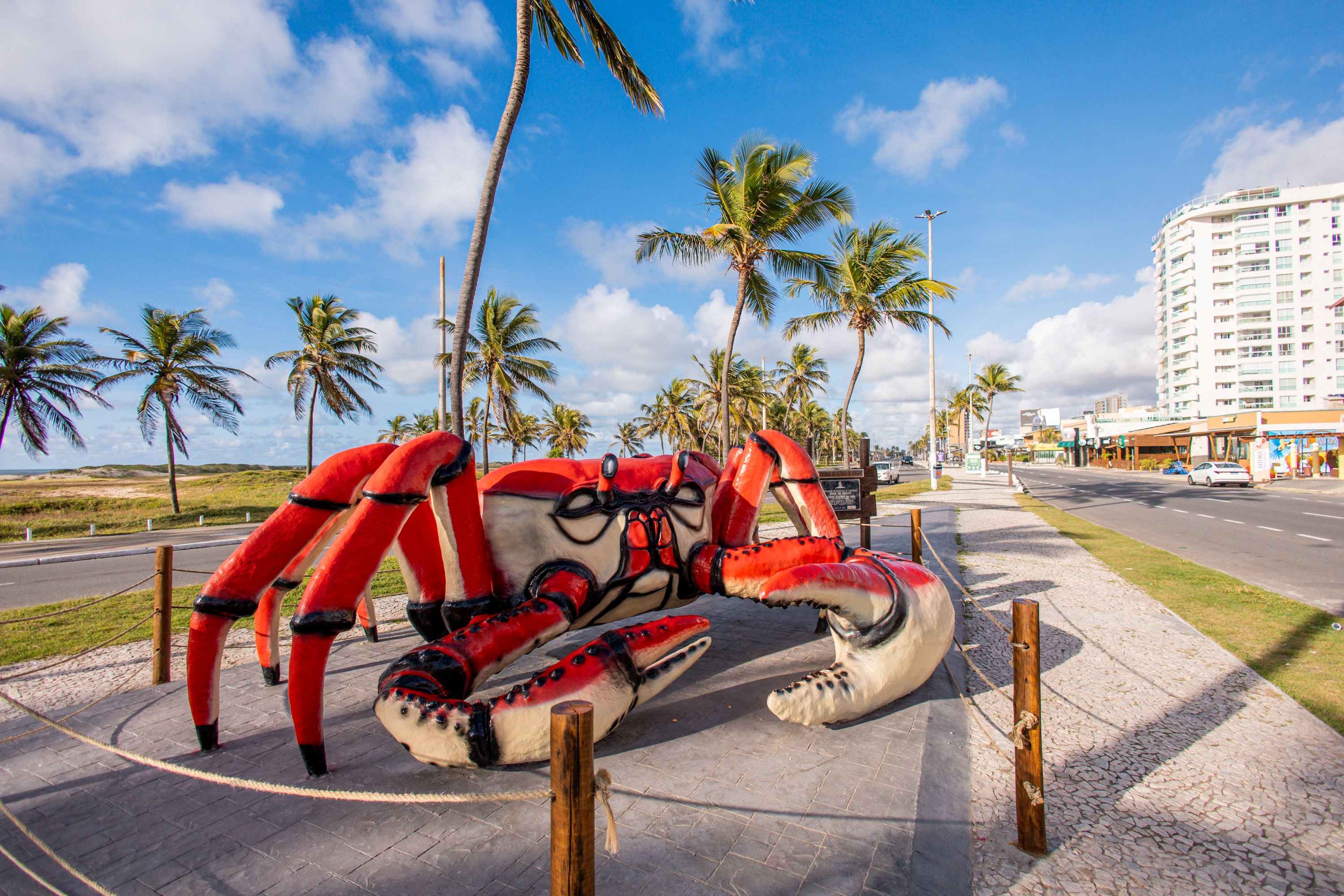 Caranguejo gigante é ponto turístico instagramável na Passarela do Caranguejo, em Aracaju / Foto: Max Carlos/Setur
