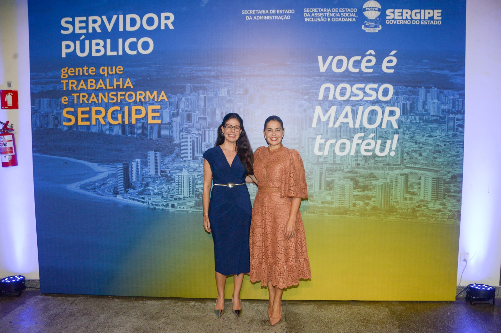 Secretária da Seasic, acompanhada da secretária de Estado da Administração, Lucivanda Nunes