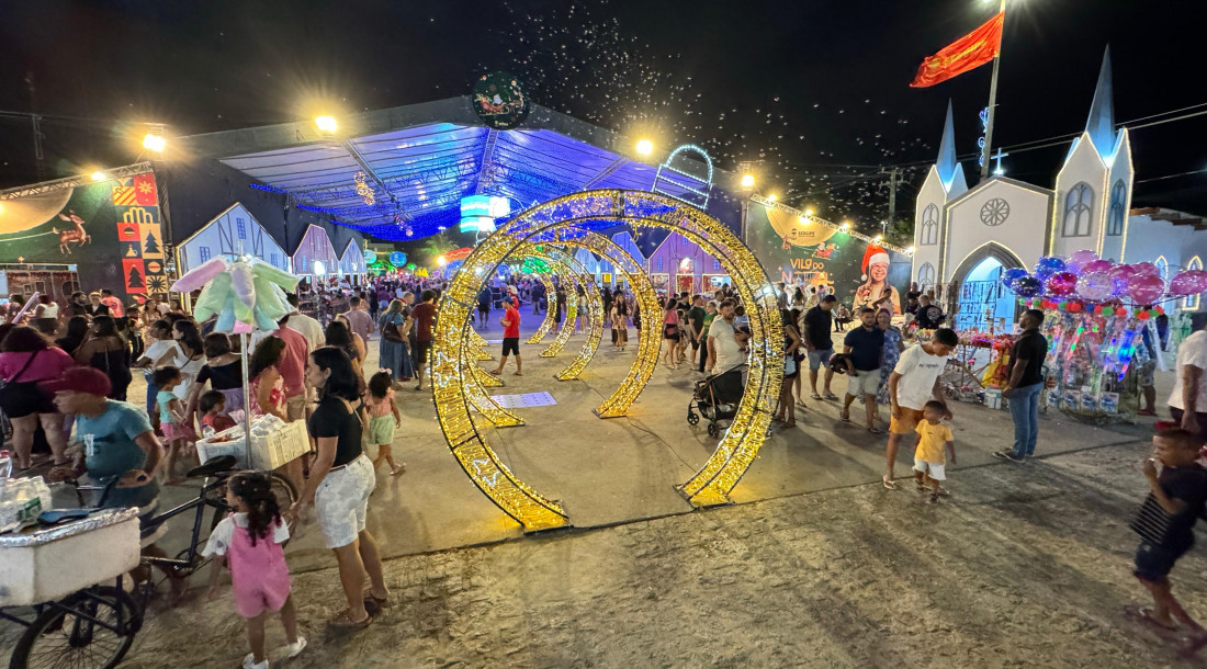 Sergipanos e turistas vão à praça de Eventos da Orla da Atalaia e se encantam com as cores e luzes da Vila do Natal Iluminado / Foto: Pietro Lobo/Setur