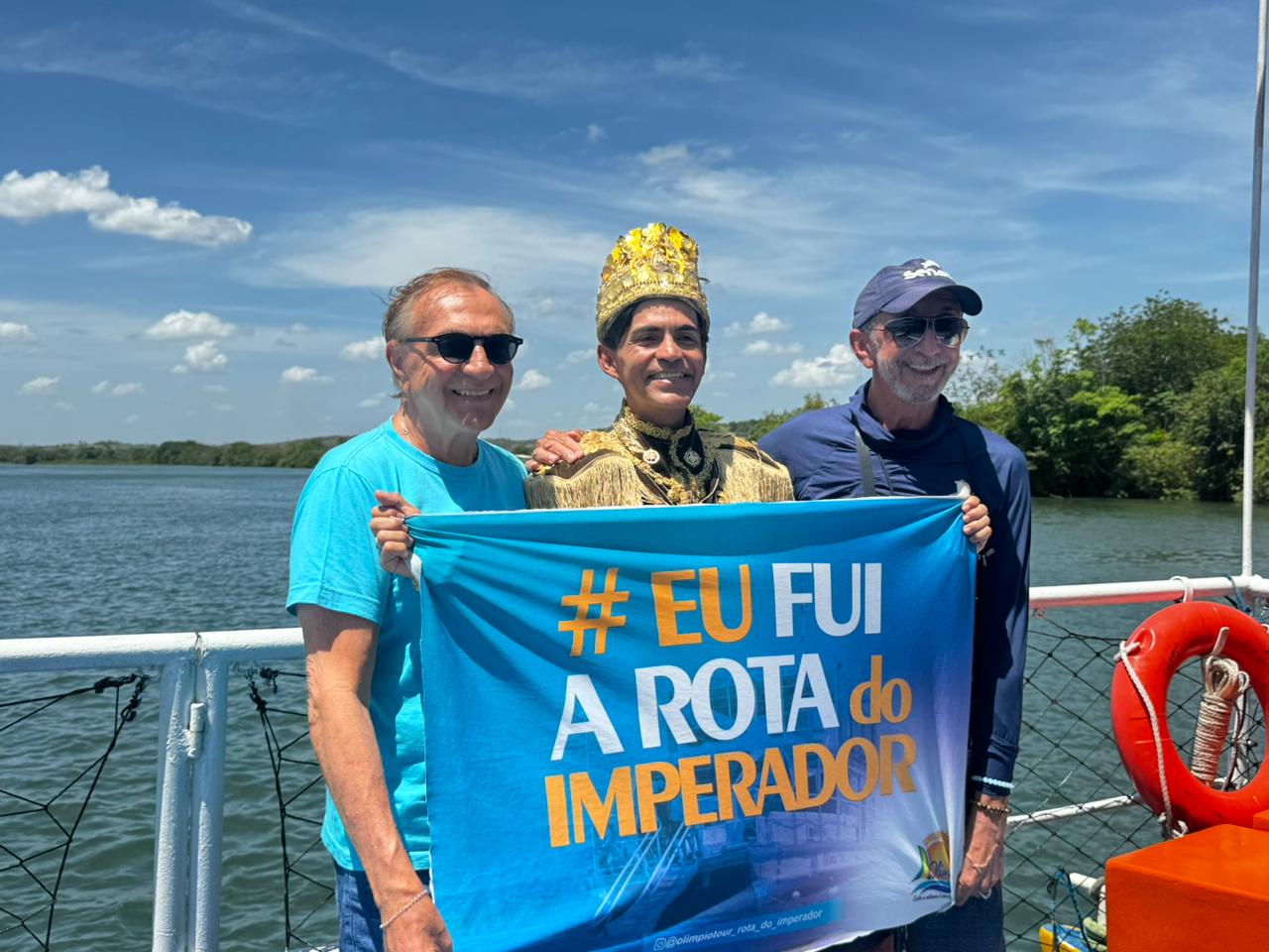 Profissionais registram momento de descontração com o ator que representa Dom Pedro II no passeio no catamarã