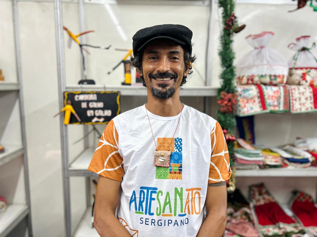 Fabiano Lino, artesão que trabalha com reaproveitamento de galhos