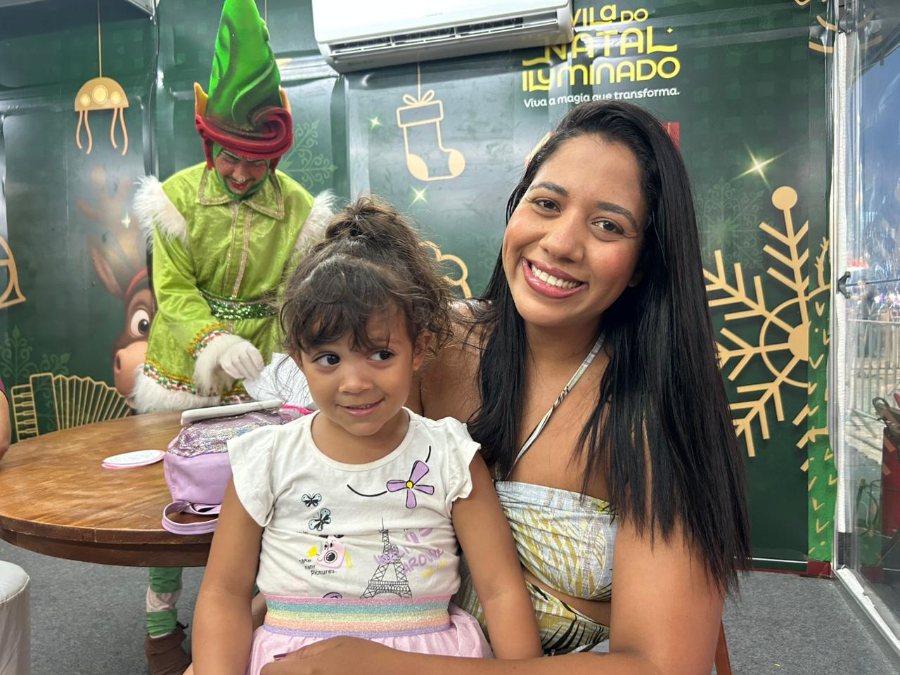 O comerciante Gabriel Rodrigues levou a filha Valentina, de 6 anos, para patinar no gelo