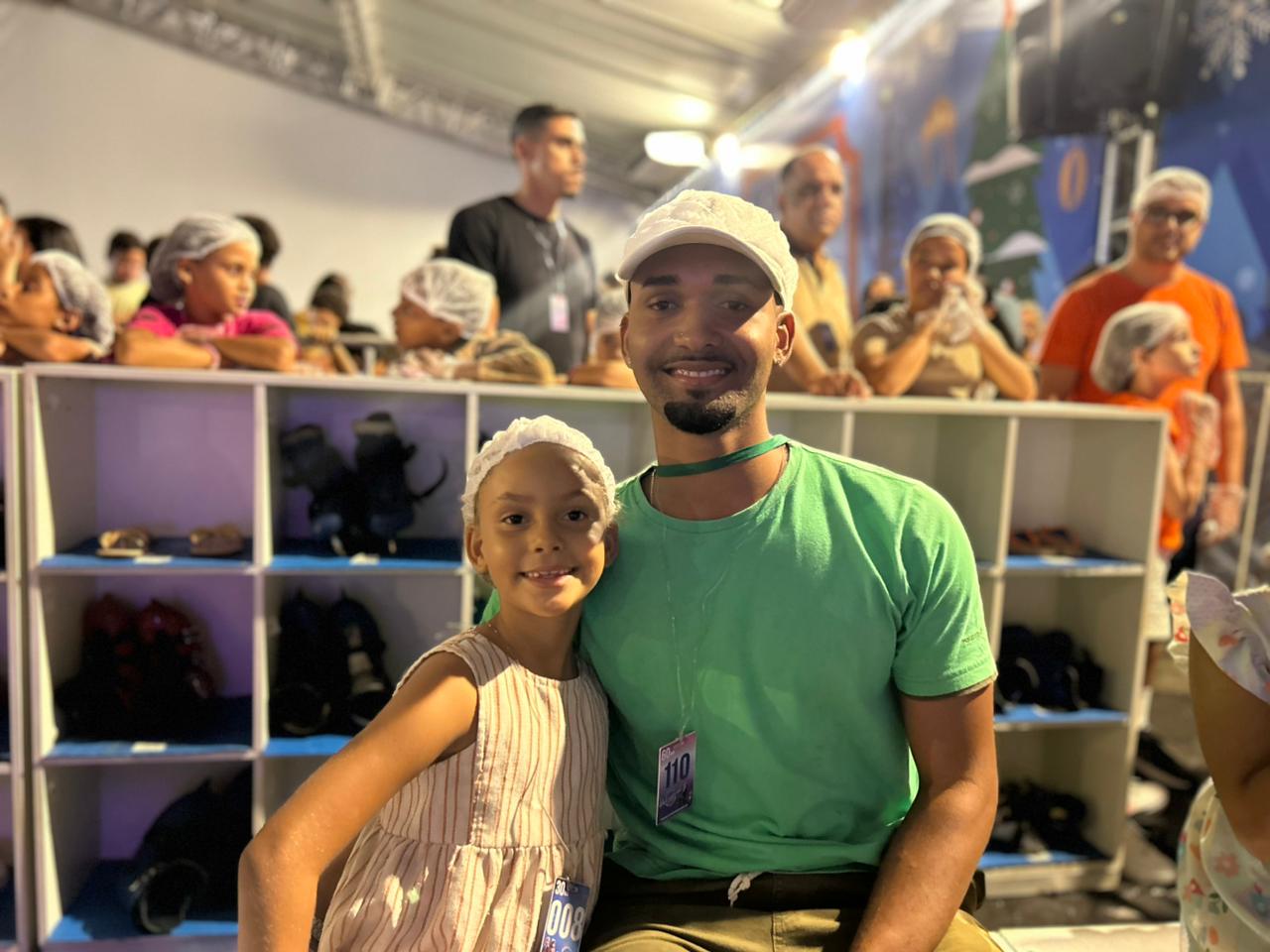 O comerciante Gabriel Rodrigues levou a filha Valentina, de 6 anos, para patinar no gelo