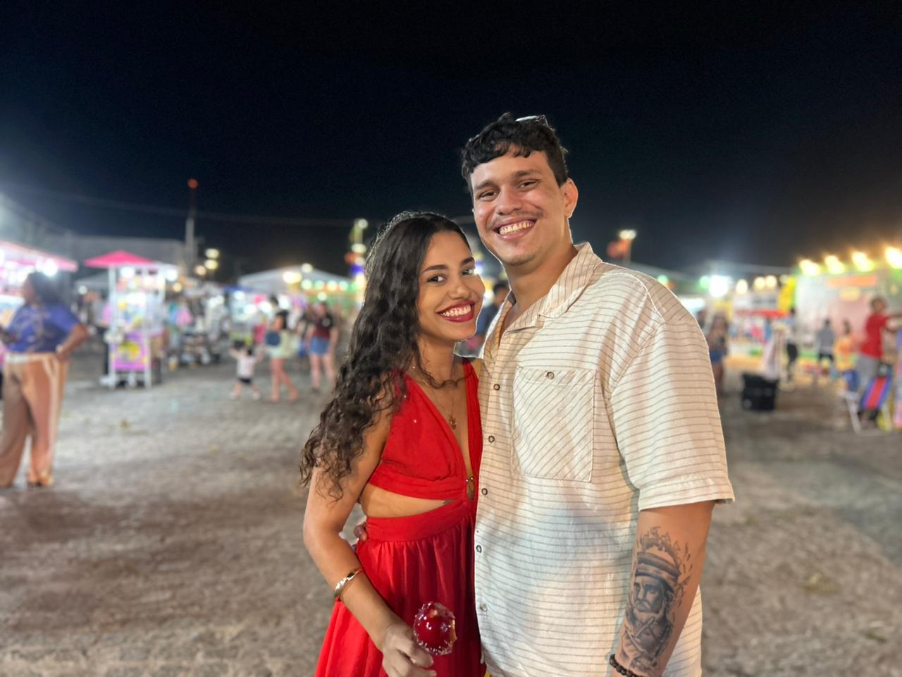 O casal Rauane Vaz e Raimundo Ralin destacou o encanto da estrutura e o clima acolhedor do espaço