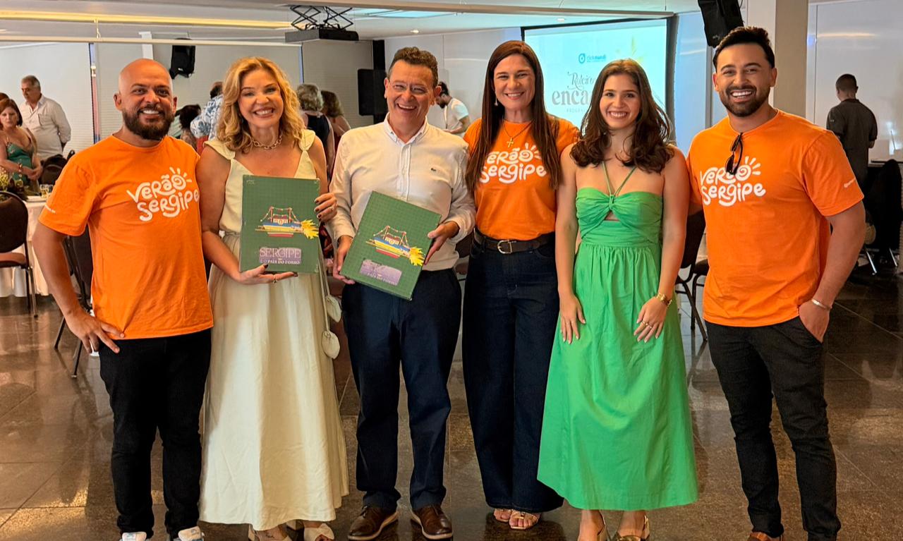 A secretária-executiva Daniela Mesquita (ao centro) com integrantes da equipe Setur e com representantes do Click Mundi / Foto: Marcos Pako/Setur
