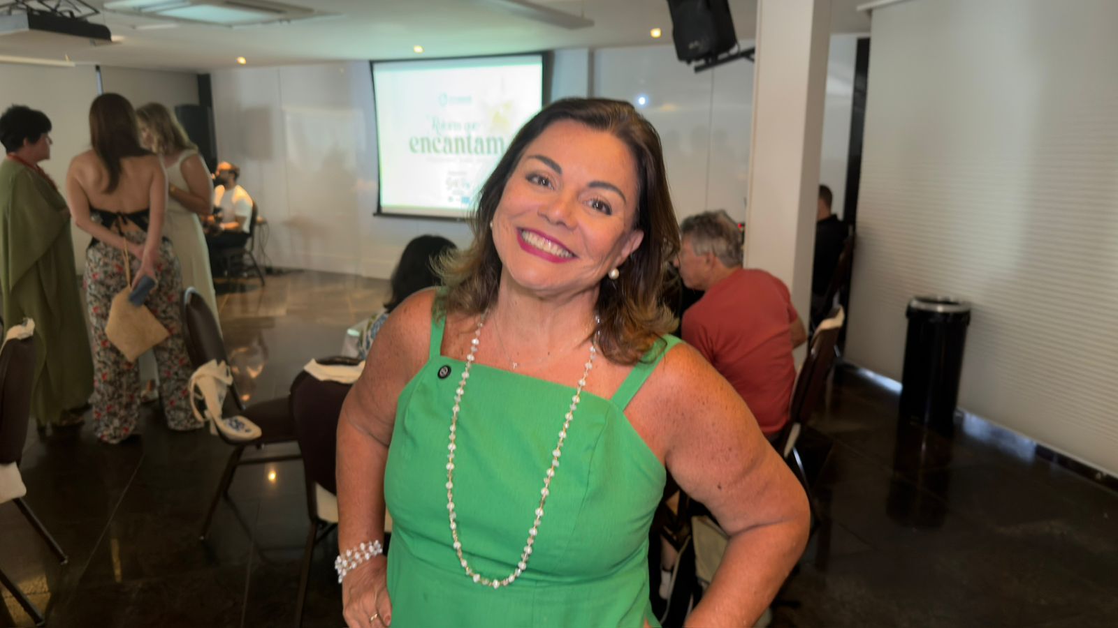 A aposentada Tânia Carvalho, de Vitória, expressou entusiasmo ao conhecer mais sobre Sergipe durante a apresentação sobre o destino / Foto: Marcos Pako/Setur