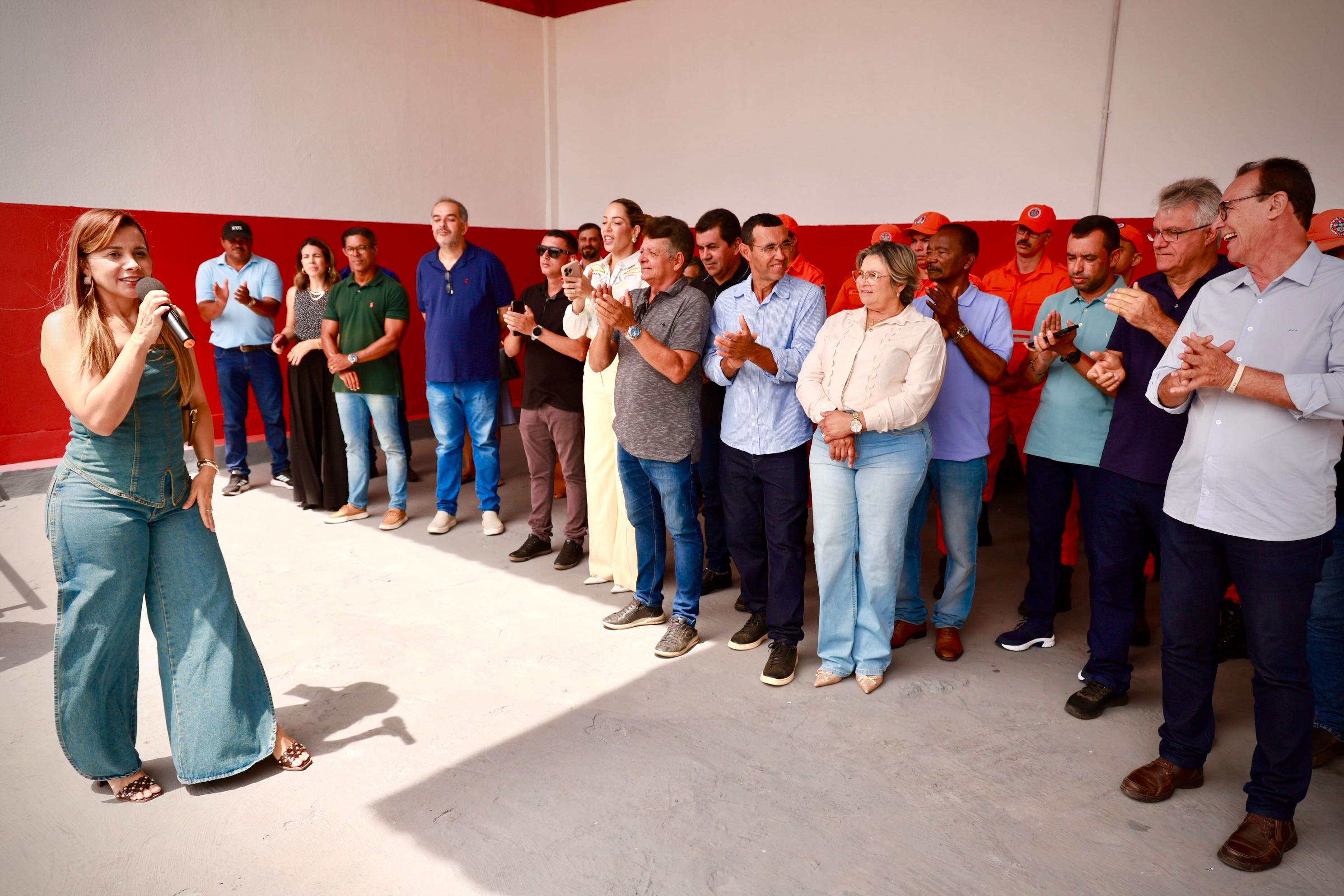 Na solenidade, também estiveram presentes o vice-prefeito de Glória, Júnior Gazeta; a deputada federal Katarina Feitosa; os deputados estaduais Marcos Oliveira e Chico do Correio; além do prefeito de Feira Nova, Jean Simon, e seu vice-prefeito//Fotos: César de Oliveira
