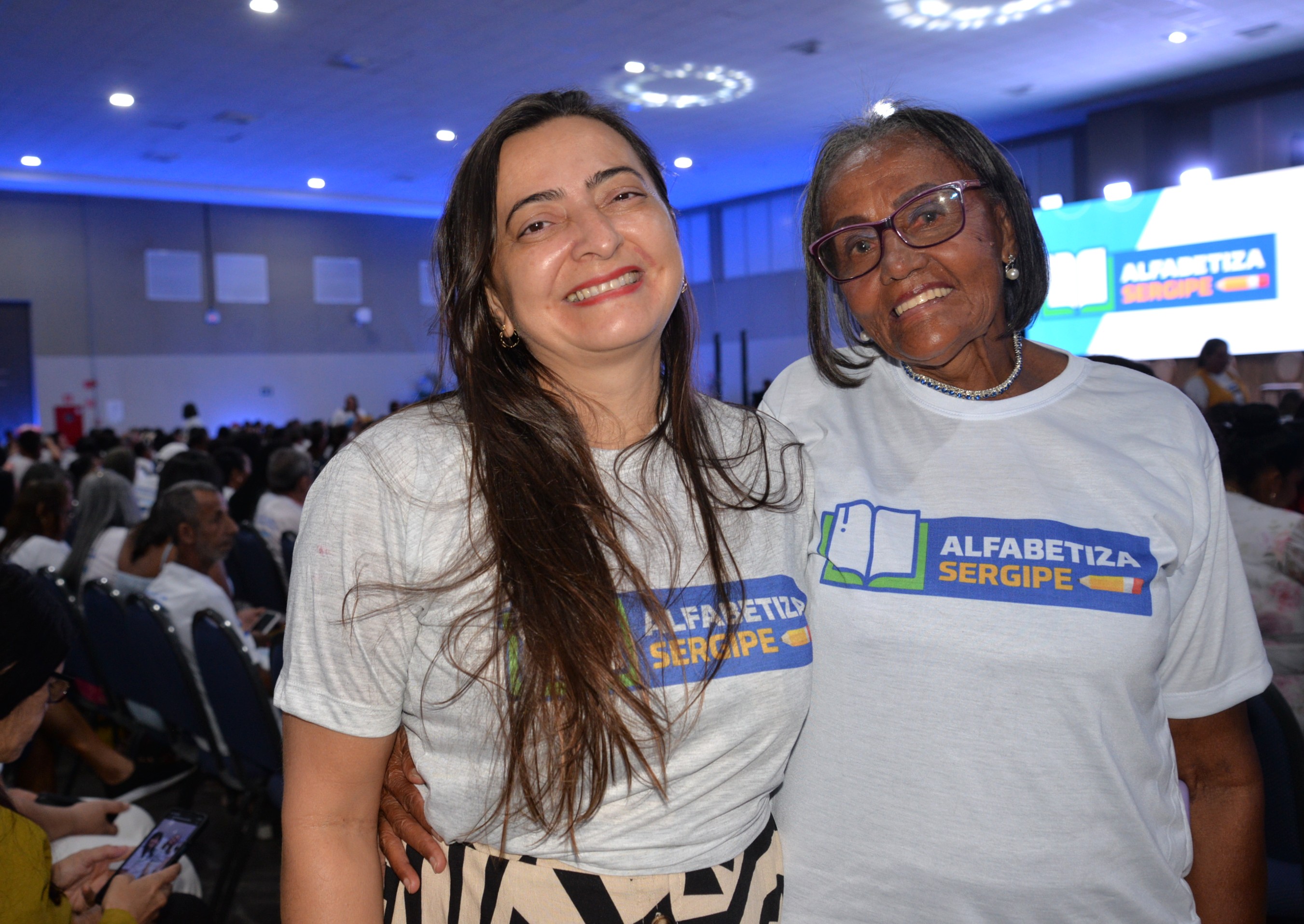 Laudiceia Batista e a alfabetizadora Gardênia Lucia