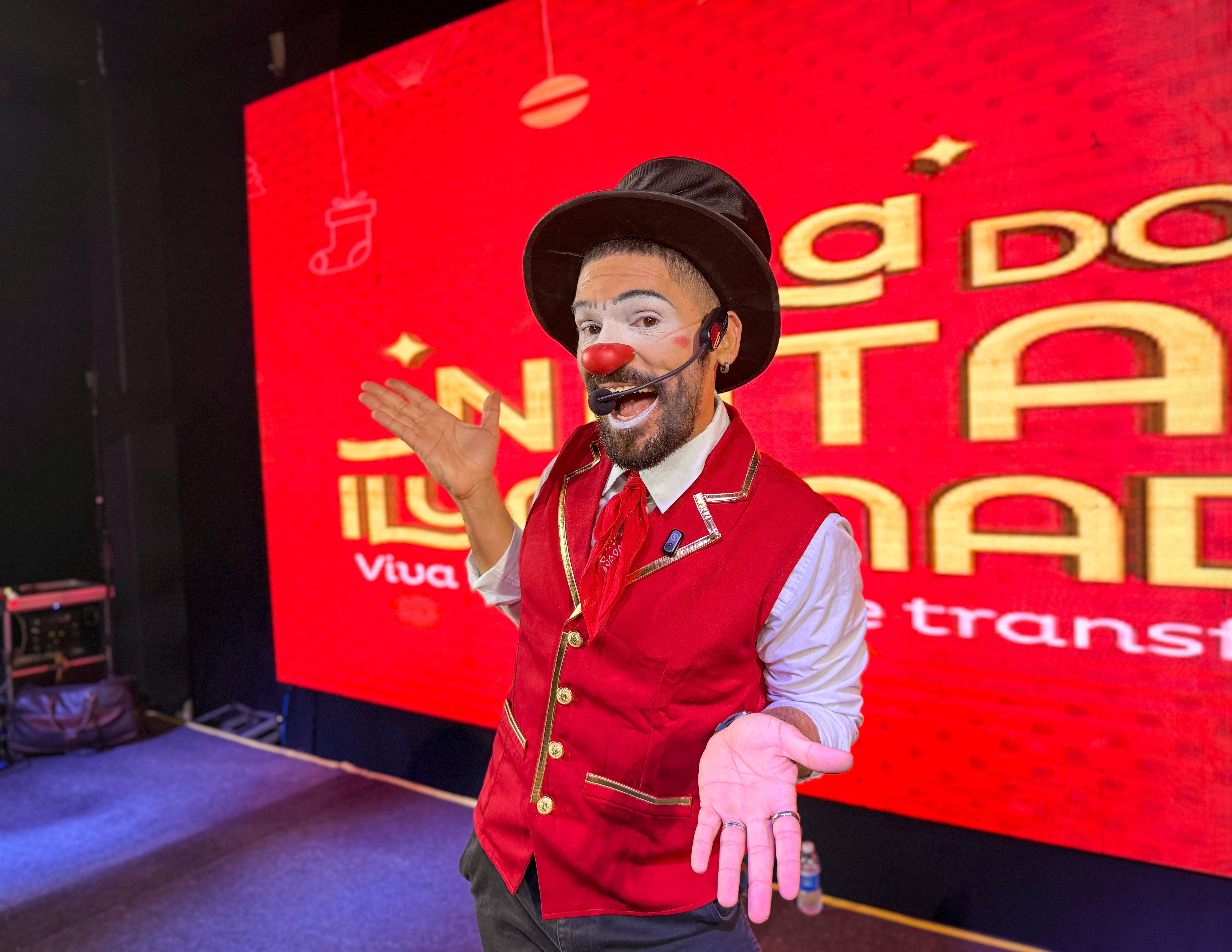 Palhaço Cheirosinho da Cia Saurus, Adriano Souza