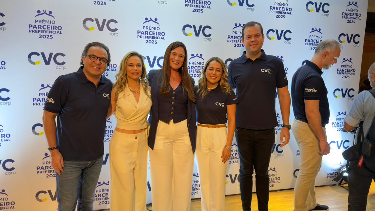 Daniela Mesquita (ao centro) com o CEO da CVC, Fábio Godinho, a secretária de Estado do Turismo da Paraíba, Rosália Lucas, e Marcela Sacramento e Rodrigo Galvão, respectivamente, gerente de Produtos e diretor de Produtos Nacionais da CVC / Foto: Marcos Pako/Setur